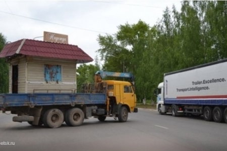 В Омске вывезли продуктовый киоск вместе с продавщицей внутри