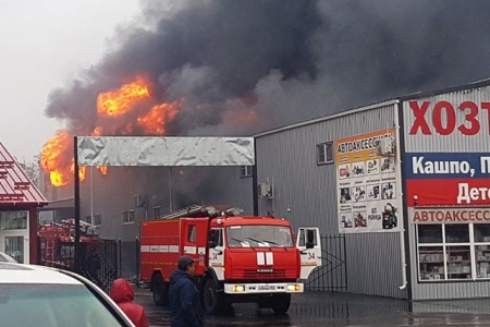 Под Ростовом-на-Дону локализовали пожар на крупном рынке «Атлант»