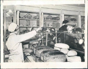 1935. Москва. Человек покупает хлеб без карточек впервые за 12 лет