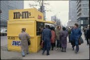 Киоск с логотипами Snickers, Mars и M&M's на проспекте Калилина (сейчас улица Новый Арбат), Москва, 1993 год.