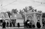 Торговые киоски у входа в парк Сокольники, 1947 